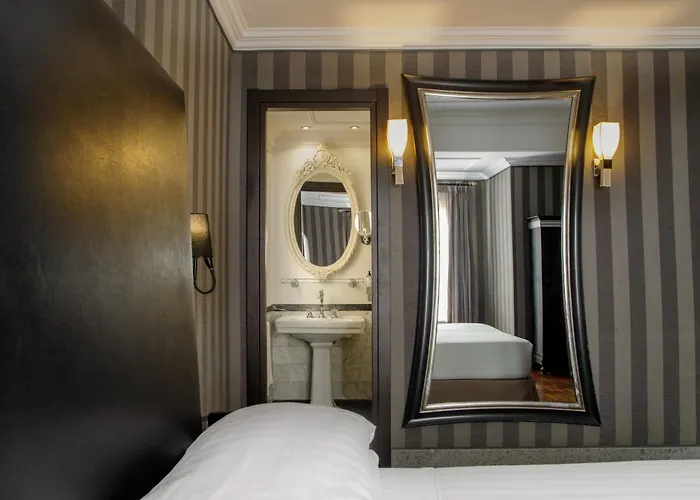 Royal Court Hotel