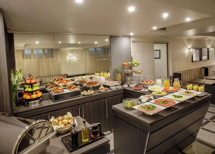 Royal Court מלון 4*